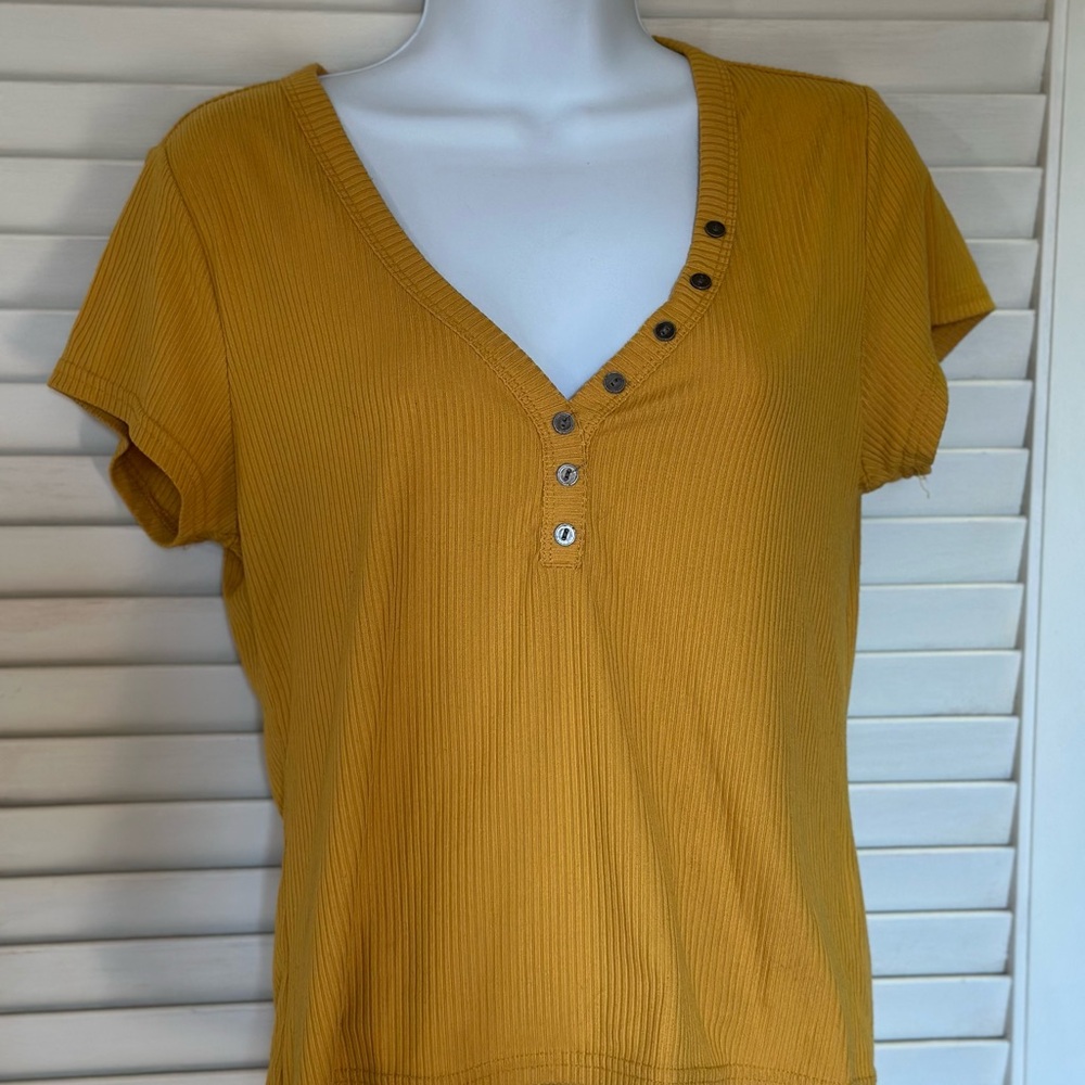 Rue21 Golden Short Sleeve V-Neck Tee